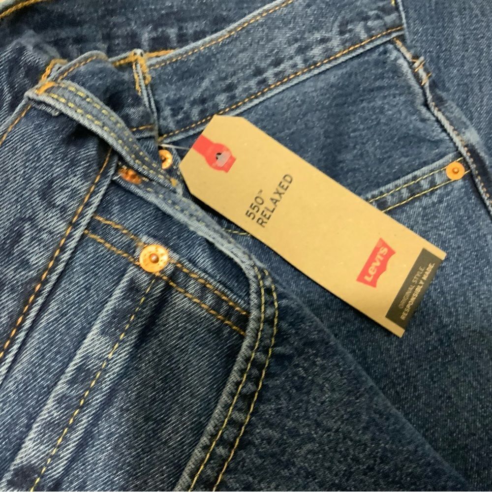 - Levis 550 Jeans Mens 34x32 Blue Relaxed Fit Medium Wash Tapered leg NEW - Picture 3 of 6